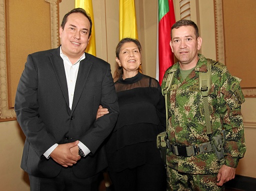 Coronel José Francisco Candela Acosta, comandante Batallón Ayacucho, Gloria Lucia Echeverry Carmona y Andrés Fernando Chaparro Echeverry, diputado.