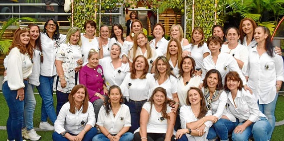Miriam García, Dora Inés Hernández, Alba Marina Marín, María Elena Quintero, Lucila Botero, Belinda Rombalsky, María Zuluaga, Claudia María Robledo, Luz Elena Salazar, Martha Elena Carbonell, Beatriz Amparo Duque, Luisa Giraldo, Hiliana María Arias, Francy del S. Muñoz, Martha Jaqueline Cardona. Centro de izquierda a derecha: Blanca Nelly Escobar, directora en esa época; Vivían Vargas, Piedad Blandón, María Emilia Gómez, Consuelo Arias, Amy Lozano, Esther Lucía Mejía, Olga Lucía Rodríguez. Abajo de izquierd
