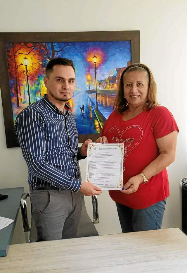 Entrega el reconocimiento, el secretario de educación de Anserma, Alexánder Zuluaga Quiroz a la señora María Melva Cárdenas Jaramillo.