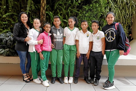 La profesora Alba Milena Herrera Acero acompañada de los niños Isabela Ospina Buriticá, Ana Sofía Ortiz Castañeda, Andreus Esleider Quintero Morales, Sandra Milena Díaz, José Miguel Suárez Calvo, Jhon Edison Carmona Carmona y Lucía Galenano Cardona, ellos son de la Institucion Educativa La Cabaña.