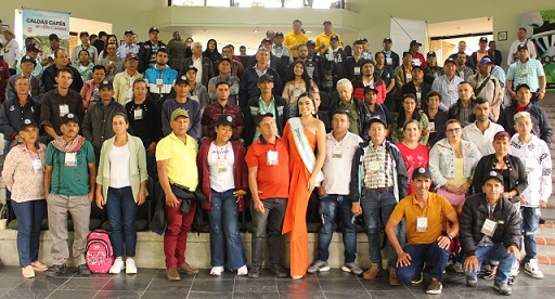 Isabella Bermudez Nieto, Reina Internacional del Café fue una de las animadoras del evento de premiación, aquí con un grupo de participantes.