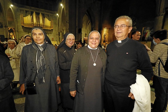 Hermanitas Floralba Reyes Silva, Bernarda Prada, Edit María Vergara, madre general de la comunidad Hermanitas de la Anunciación y el presbítero José Abel Sierra.