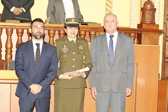 María Constanza Cañas López, subintendente de la Policía Nacional, miembro del grupo de Protección a Personas del Departamento de Caldas, cuya encomiable labor, dedicación y profesionalismo la han convertido en una pieza fundamental del equipo de protección y seguridad. La acompañan los diputados Hernán Alberto Bedoya Cadavid y Diego Cardona Arango.