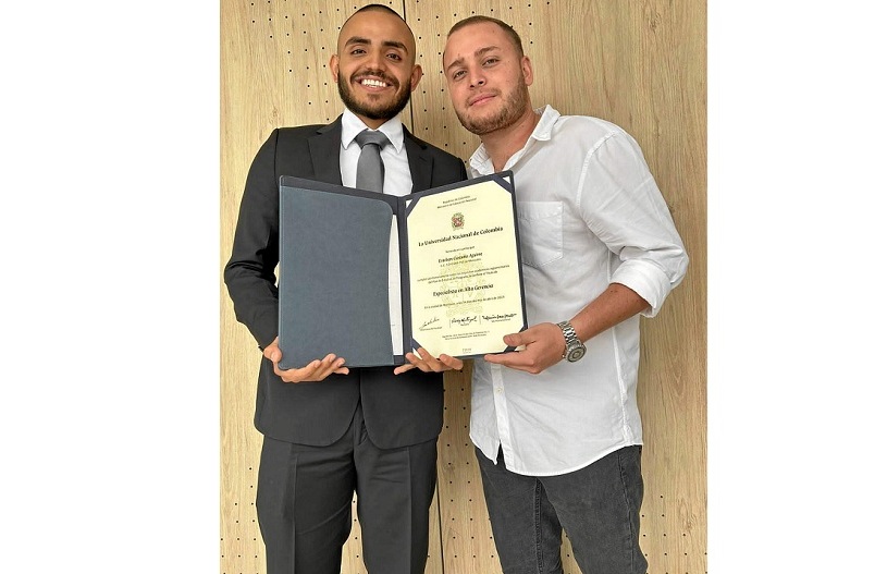 Esteban Castaño Aguirre recibió su título de la Especialización en alta Gerencia. Lo acompaña Juan Felipe Franco.
