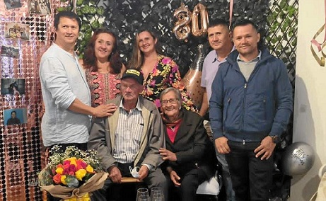 Foto| Cortesía|LA PATRIA Arriba: Hernán Giraldo Valencia, Sonia Giraldo Valencia, Fanny Yaneth Giraldo Valencia, Duván Giraldo Valencia y Mario Andrés Giraldo Valencia. Abajo: Hernán de Jesús Giraldo y María Fanny Valencia.