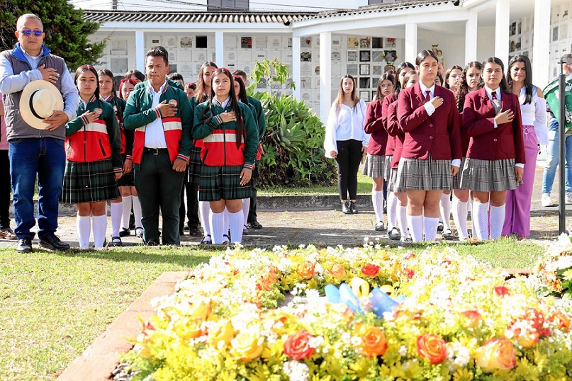 Fotos | Carlos Mario Aguirre | LA PATRIA Juan Carlos Ramírez Aguirre, alcalde de Aguadas, la junta organizadora del Festival Nacional del Pasillo Colombiano, estudiantes de las instituciones educativas Liceo Claudina Múnera y Escuela Normal Superior.