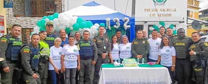 Grupo de policías junto a los vecinos del barrio el Nevado.