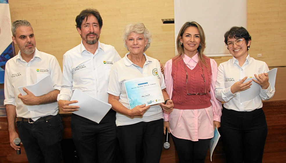 Fotos | Argemiro Idárraga | LA PATRIA Cristian Ríos, Jhon Jairo Arenas, María Elena García, Andrea González y Darlanne Vanesa Cárdenas recibieron sus certificados.