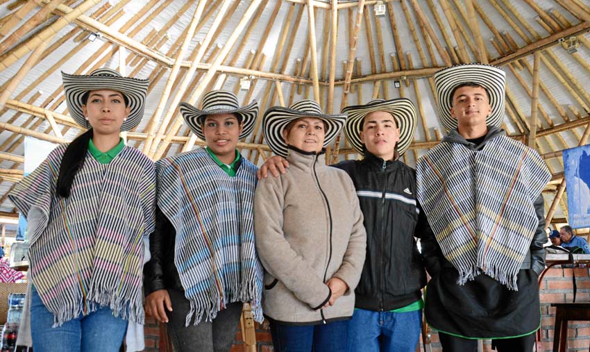 Foto | Freddy Arango | LA PATRIA María Aracely Sarmiento (centro), propietaria del Parador Turístico La Esperanza, ubicado en la vía al Nevado del Ruiz, se encargó de ofrecerles a las candidatas al Reinado Internacional del Café una tradicional aguadepanela con queso. En la imagen acompañada de su equipo de trabajo Luisa Fernanda Valderrama, Adriana Lucía Ardila Carrillo, Sergio Ballesteros y Samuel Fandiño.