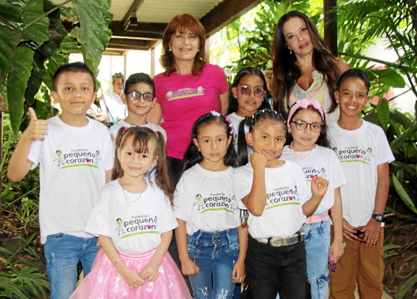 Foto | Darío Augusto Cardona | LA PATRIA Mónica Giraldo, directora de la Fundación Pequeño Corazón, y los niños Juan Pablo Castaño, Ángel Stiven Cardona García, Emily Dayana Pineda Chalarca, Allison Londoño Hernández, Kimberly Zhayary Hernández, Sara Yalith Córdoba Toro, Valeria Gutiérrez Valencia y Jacobo Blandón Jaramillo posaron junto con Coraima Torres, actriz y jurado del Reinado Internacional del Café, durante el desfile en traje de baño que se realizó en el Hotel Termales El Otoño.