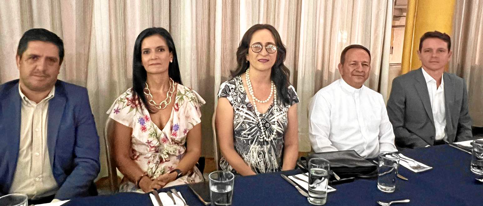 Juan Manuel Pérez Saldías, presidente de la junta directiva de la CCMPC; Lina María Ramírez Londoño, presidenta ejecutiva CCMPC; Alba Nancy Santos Taborda, secretaria de cultura de Riosucio; párroco Raúl Arturo Castro Lema, y Juan Felipe Vanegas Marín, miembro de la junta directiva de la CCMPC.