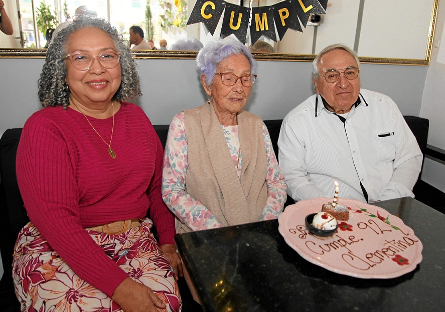 Rita Ortega y Hernando Ruiz Vásquez celebraron el cumpleaños 92 de Clementina Ortega Vásquez, con un almuerzo en el restaurante Sushi Time.