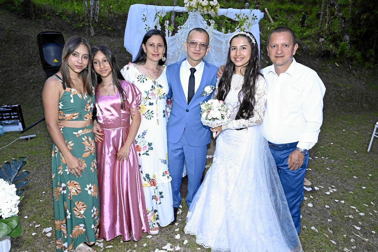 Nelly Johanna León, Manuela León, Francy Duque, Alejandro León, Laura Linares y Uriel León.