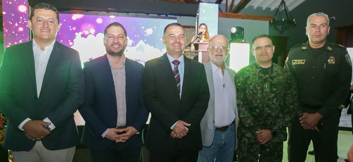 Álvaro Andrés Osorio, alcalde de Palestina; Juan Felipe Álvarez, secretario general de la Alcaldía de Manizales; Jonier Alejandro Ramírez, alcalde de Villamaría; Henry Gutiérrez, gobernador de Caldas; Juan Gabriel Rojas González, comandante del Batallón Ayacucho, y John Carlos Rojas Rincón, comandante de la Policía Metropolitana de Manizales.