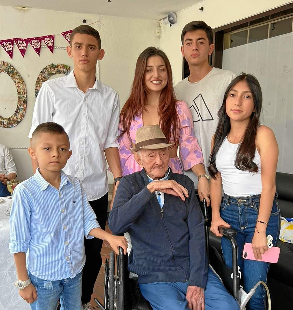 Los bisnietos que lo acompañaron en su cumpleaños.