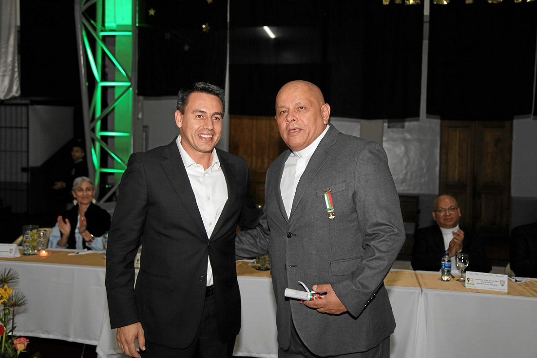 Fotos | Argemiro Idárraga | LA PATRIA Jorge Eduardo Rojas, alcalde de Manizales y egresado del colegio, junto a Álvaro Arango, rector de la institución.