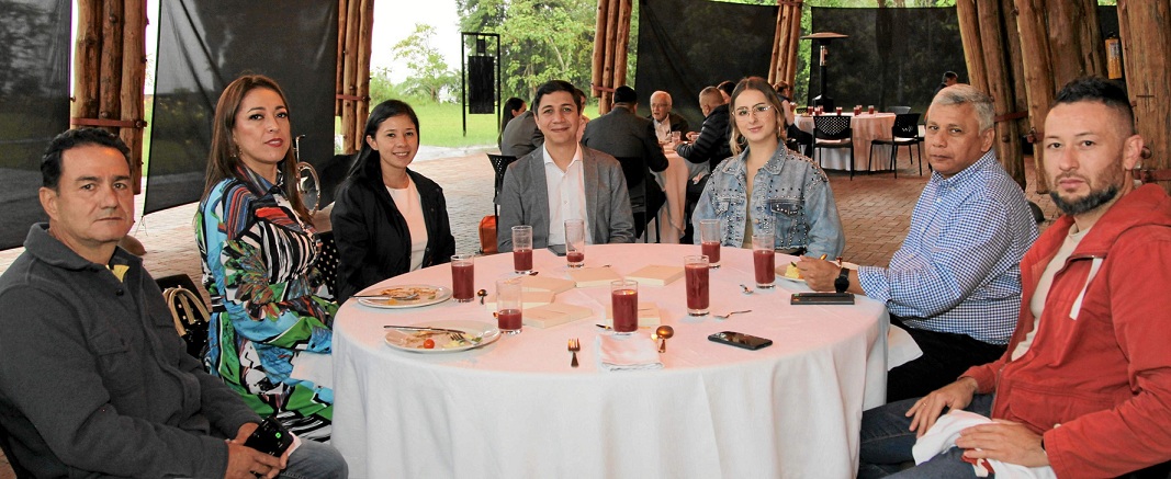 Octavio Gómez Hoyos, Ángela Orozco Giraldo, gerente; Karen Hernández, Jorge Torres, Paula Andrea Aristizábal, Alejandro Morales y Jonathan Uribe.
