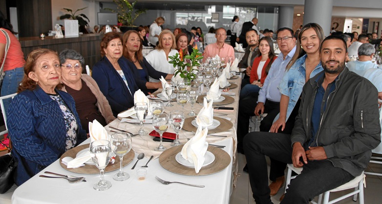Amparo Lozada, Mariana Lozada, Olga Lozada, Luz Stella Lozada, Luz Marina Lozada, Alba Lucía Lozada, Jaime de Jesús Salazar, Felipe Lozada, Juliana Marín, José Humberto Murillo, Laura Vanesa Murillo y José Alejandro Murillo.