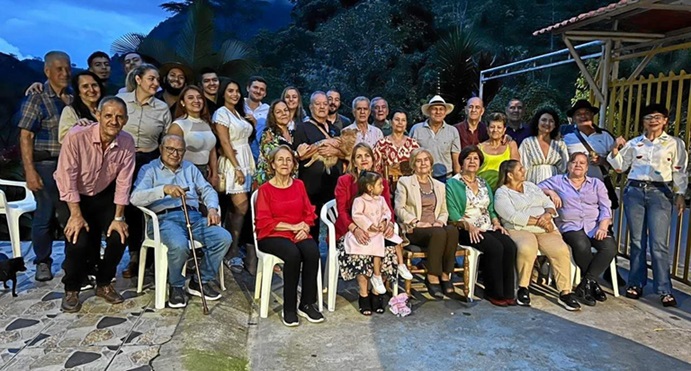 Grupo de asistentes al cumpleaños.