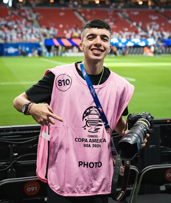 El fotógrafo manizaleño Jhon Mafla también hace presencia por los diferentes  estadios.
