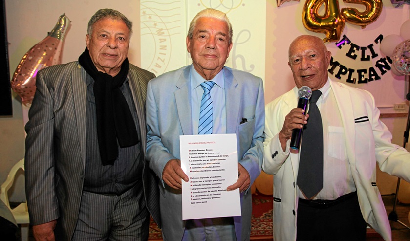 William Ramírez recibió un reconocimiento de Jairo Castro Eusse y Eduardo Martínez.