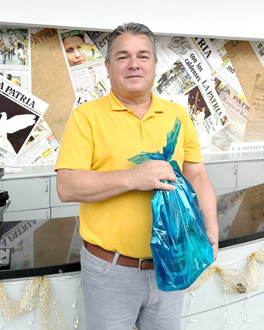 Luis Alberto Gil es un oyente oriundo de Manizales, pero resiente en Villavicencio. En su visita a Manizales pudo reclamar su regalo.