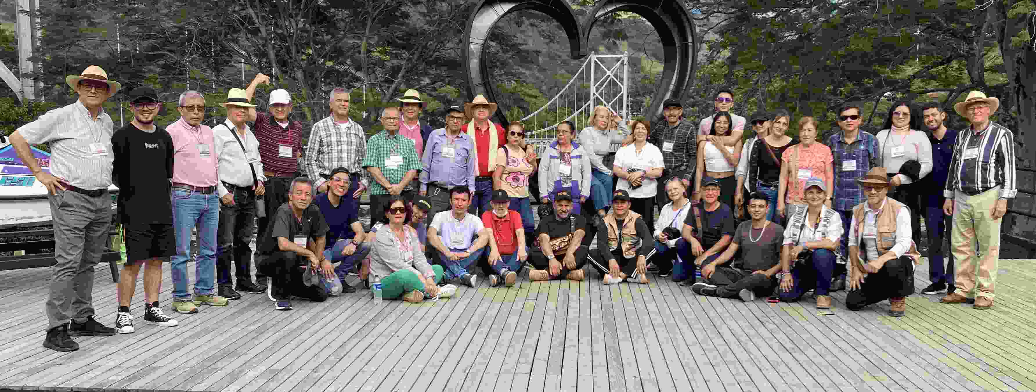 Grupo de 40 personas asistente a la sesión del 23 y 24 de noviembre en Aguadas. La foto corresponde al puente de ingreso hacia dicha localidad.