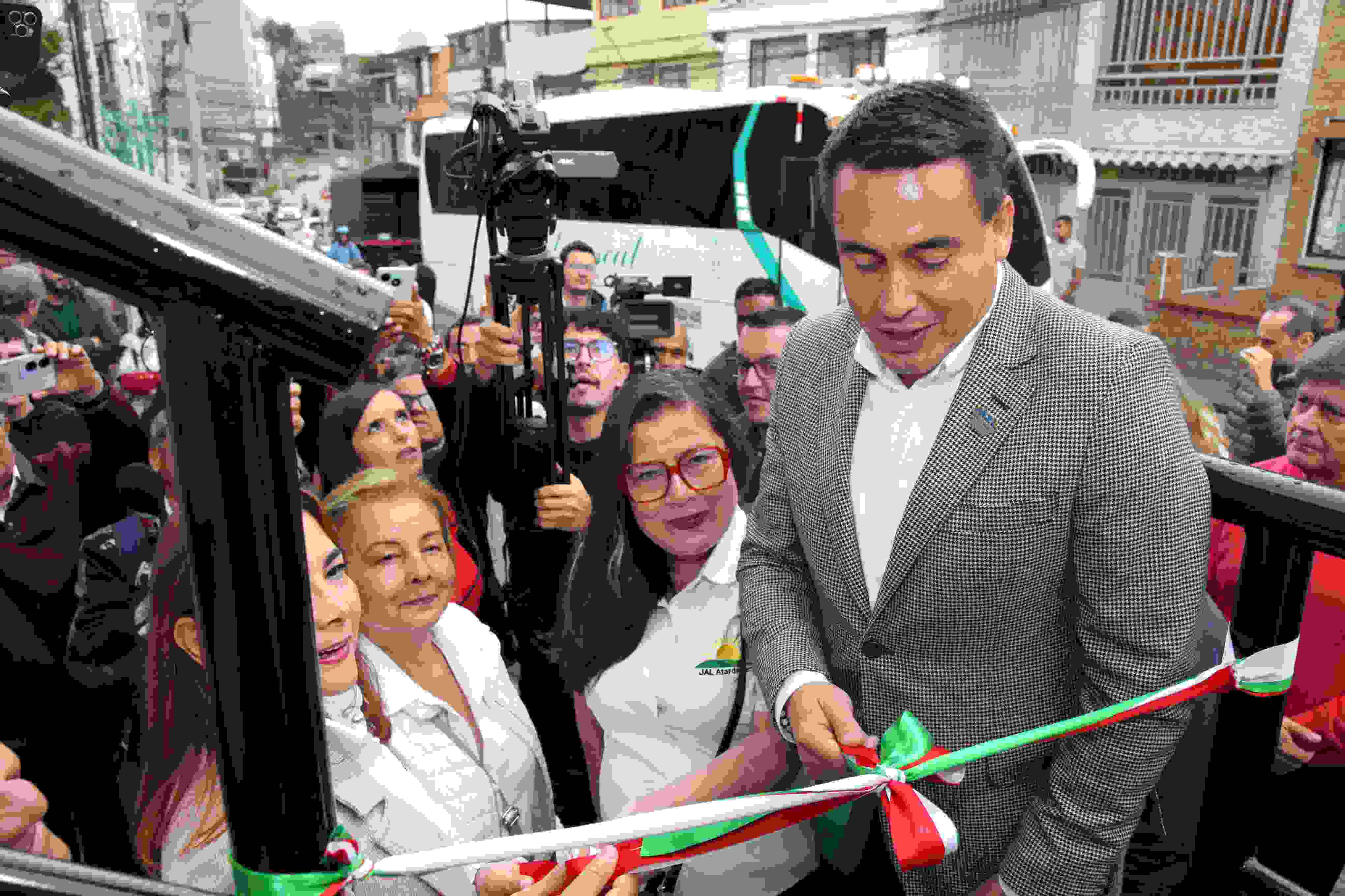 Jorge Eduardo Rojas cortando la cinta de la inauguración.
