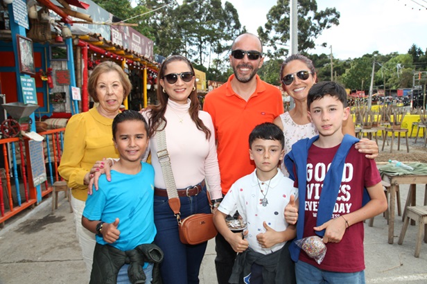 Sebastián Rueda, Gloria González, Katia Salas, Alejandro Rueda, Jeronimo Rincón, Martín Rincón y Juliana Arbeláez.
