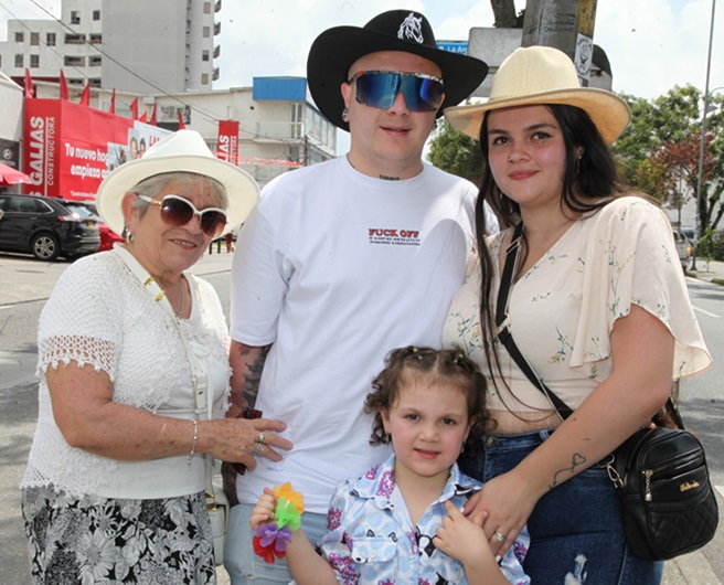 Miriam Amparo Marín, Brayan Marín, Alejandra Salazar y Luciana Marín.
