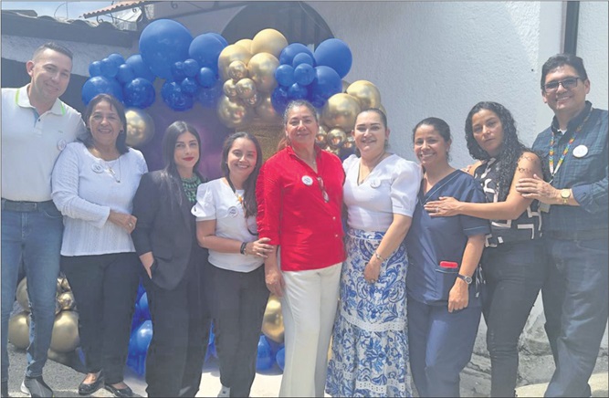 Equipo de trabajo al lado de su directora Diana Patricia González. Celebran 30 años de servicio como organización de la sociedad civil, aportando al  desarrollo social y comunitario de la población en general. Gracias por seguir construyendo un mundo al alcance de todos y de todas.