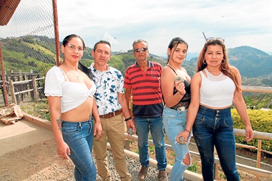 Nancy López, Daniel Orozco, Héctor López, Johanna Guardia y Jénnifer López
