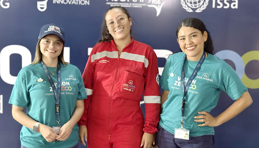 Liyen González, superintendente de laboratorio; Sara Toro y Kelly Bejarano; supervisoras de QHS.
