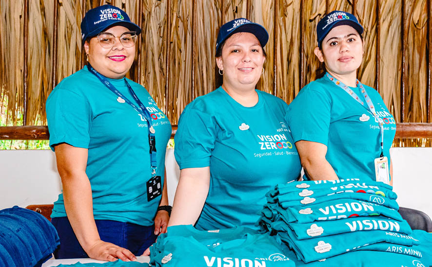 Kelly Cartagena, analista información QHS; Viviana Mesa y Yuly Chalarca, auxiliares QHS.