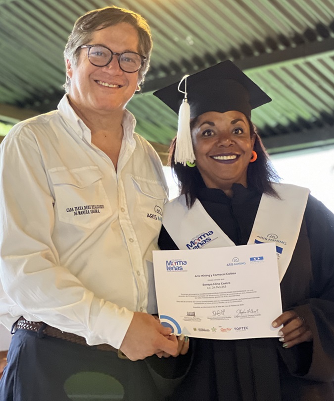 Guillermo Acevedo, gerente de Relaciones Externas de Aris Mining, y Soraya Mina, beneficiaria del proyecto.q