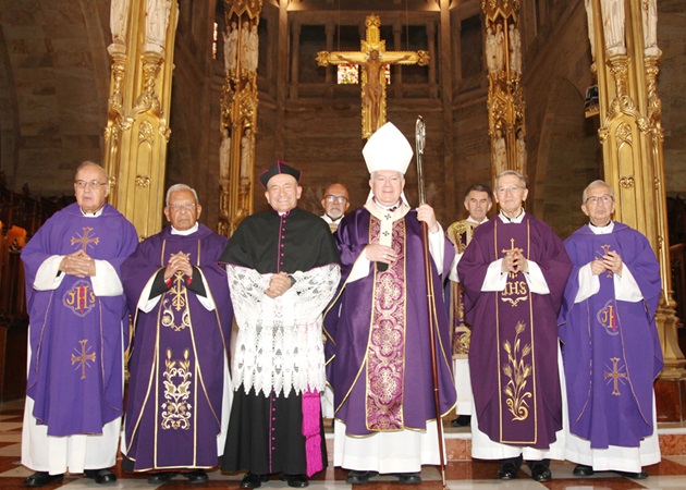 Los sacerdotes Fernán Llano Ruiz, Rogelio Valencia, Rigoberto Rivera, monseñor José Miguel Gómez Rodríguez, Bernardo Naranjo y Efraín Castaño.