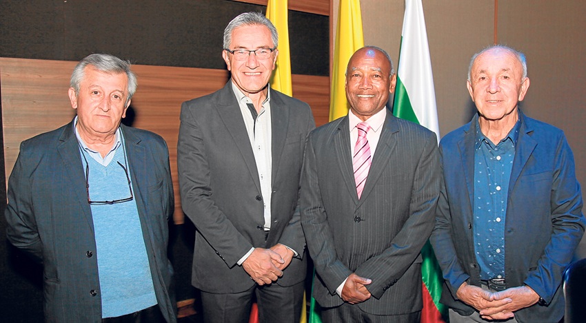 Germán Mejía Gallo, vicepresidente, Mario Cesar Otalvaro, presidente Acord Caldas, Pedro J. Andrade y William Gómez Salazar.