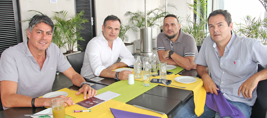 José Salazar, Santiago Padilla, Andrés Orjuela y Felipe Giraldo, en un almuerzo de negocios.