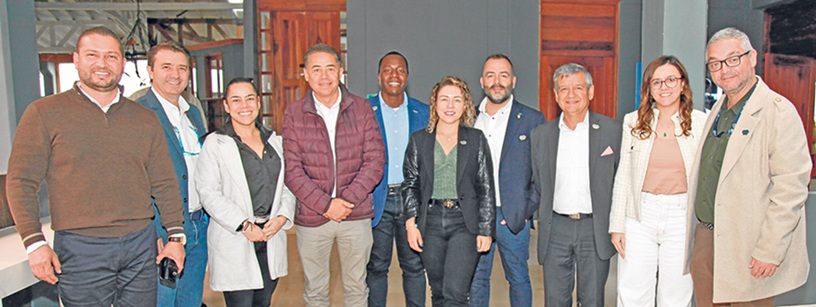 Juan Felipe Álvarez Castro, secretario de Movilidad; David Eduardo Gómez Springstube, secretario de Salud Pública; Natalia Díaz Jurado, secretaria de Planeación; Santiago Giraldo Llano, secretario TIC y competitividad; Manuel González Hurtado, secretario General; Paula Milena Velásquez Castaño, secretaria de Desarrollo Social; Andrés Mauricio Gaitán Guzmán, secretario Jurídico; Carlos Humberto Orozco Téllez, coordinador Social; Manuela Ramírez Ortiz, jefe de la Oficina de la Noche, y Luis Guillermo Quintero