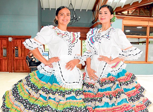 Nicole Gutiérrez y Vanessa López, chapoleras.