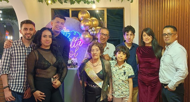 Grupo familiar asistente a la cena.