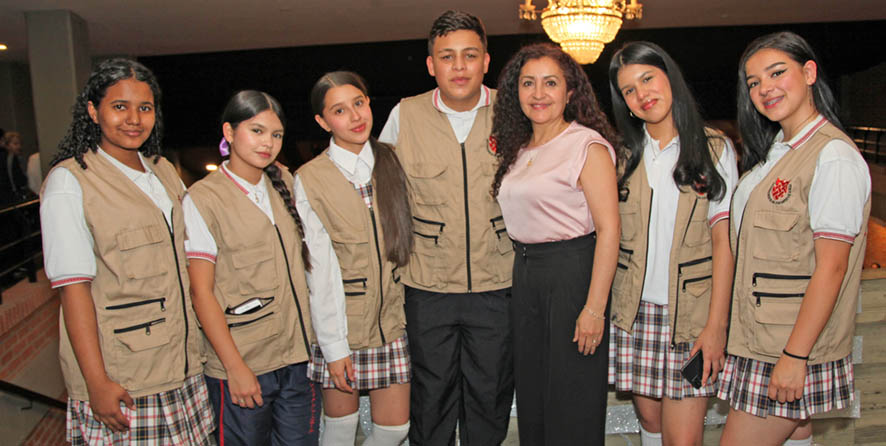 Danna Henao, Juliana Giraldo, Camila Giraldo, Samuel Vargas, Alba Liliana Gallego, Salomé Torres y Dahiana Cardona, integrantes del grupo de Prensa Escuela.