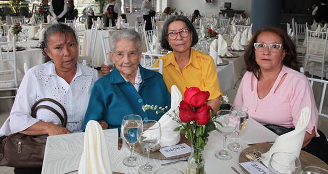 Sonia Salazar, Esneda Arias, Amparo Salazar y Gloria María Salazar.