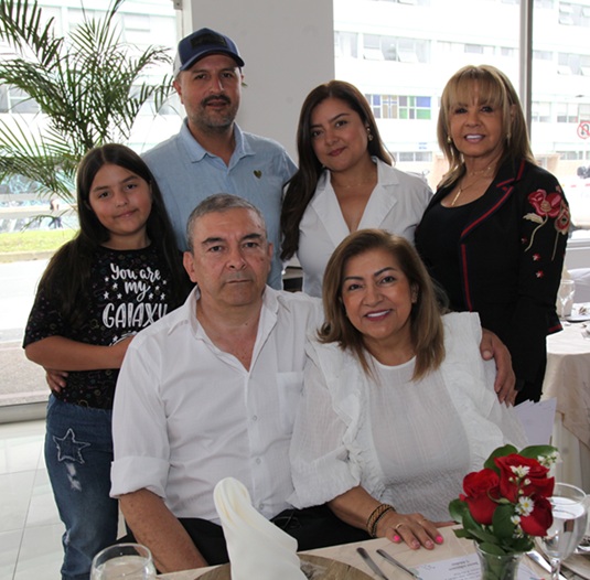 Javier Echeverry, María Adiela Isaza, Isabela Puentes, Felipe Puentes, Antonia Puentes y Diana Lorena Echeverry.