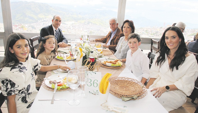 Matilde Jaramillo, María Jaramillo, Simón Jaramillo, Héctor Jaramillo, Adriana Gutiérrez, Pedro Jaramillo y Laura Mesa.