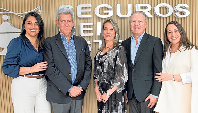 Marisol Mahecha; Juan Carlos Morales; Angélica Merchán; Camilo Arciniegas, y Yamile Valencia , gerente de la sucursal.