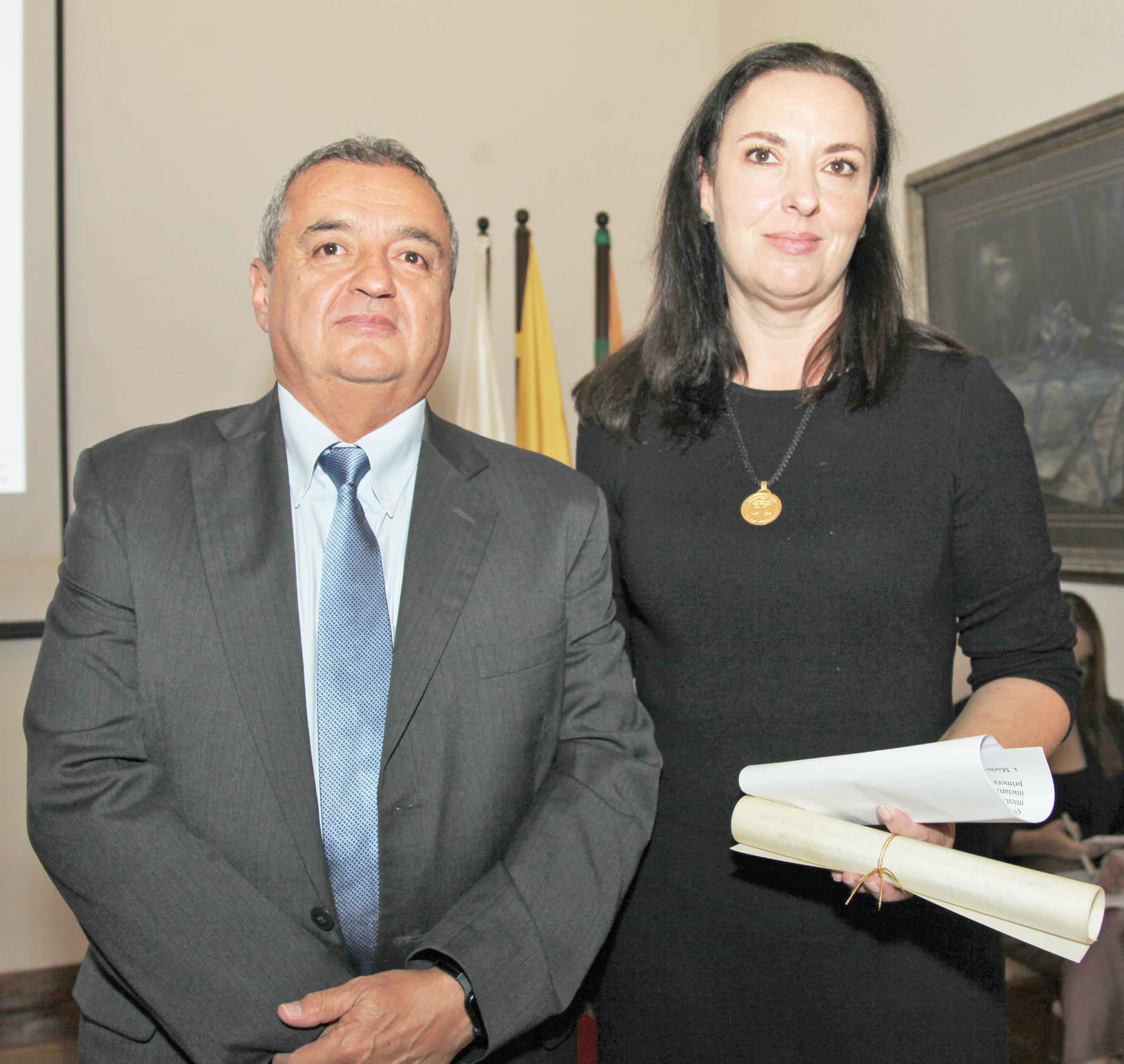 Fotos | Argemiro Idárraga | LA PATRIA Pamela Jaramillo, gerente Corporación Cívica de Caldas, recibe la Medalla Honor al Mérito de parte de Óscar Villegas, presidente junta Cámara de Comercio de Manizales por Caldas.