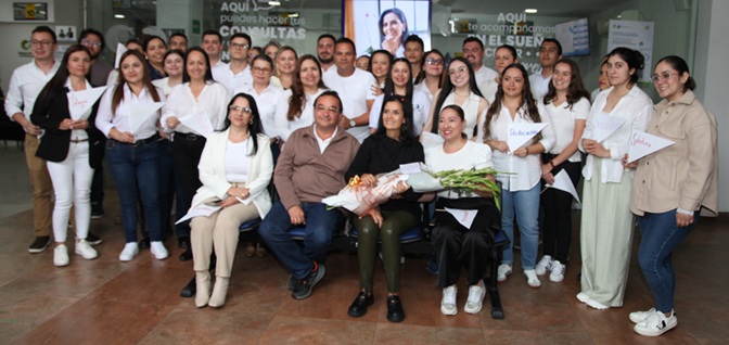 Lina María Ramírez con más excompañeros de trabajo.