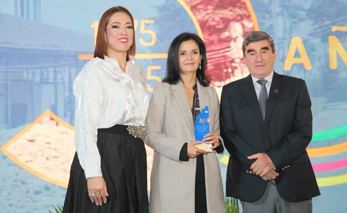 Lina María Ramírez recibe un reconocimiento de manos de Angélica Orozco y Felipe Calderón.