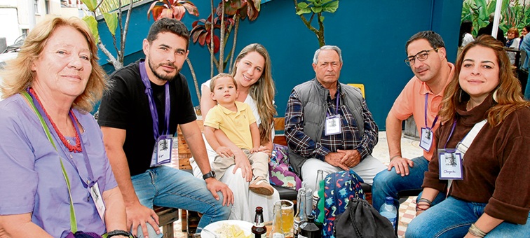 Ana María Jaramillo, Felipe Cardona, Francisco Cardona, Juliana Palacio, Arturo Palacio, Alejandro Palacio y Ángela Monsalve.